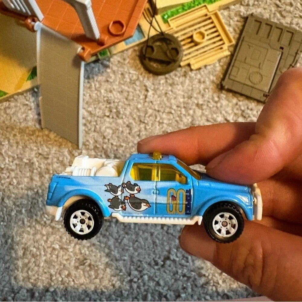 Matchbox Pop Up The Penguins of Madagascar Playset Mattel Vintage W/ Car